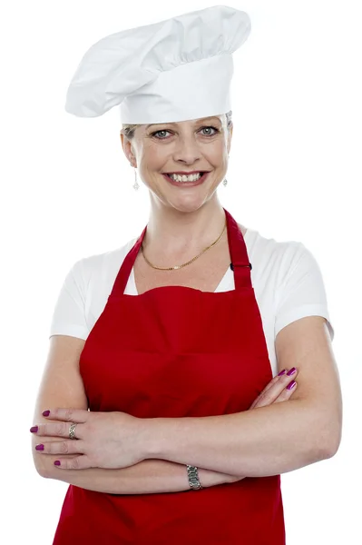 Lachende vrouw cook met gekruiste armen — Stockfoto