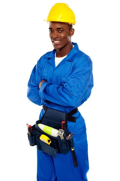 Trabajador africano sonriente posando con los brazos cruzados — Foto de Stock