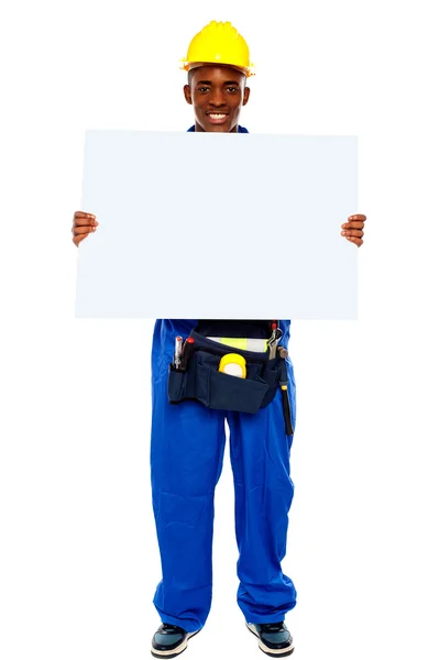 Африканский подрядчик показывает чистый рекламный щит — стоковое фото