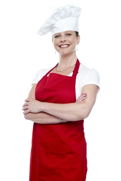 Уверенная женщина-повар позирует со скрещенными руками — стоковое фото