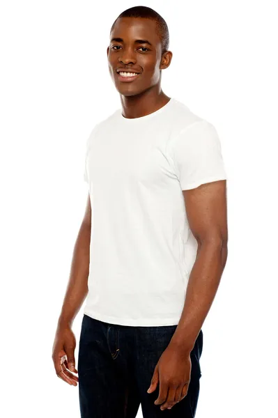 Casual jonge Afrikaanse man poseren — Stockfoto
