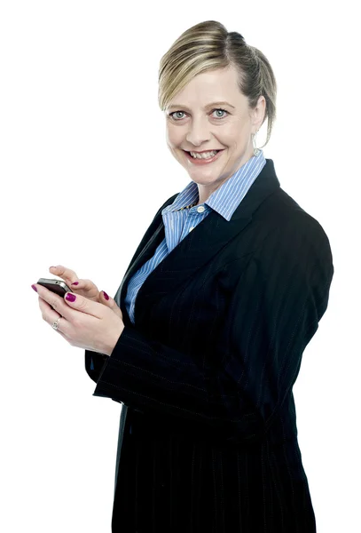 Усміхнена корпоративна леді використовує мобільний телефон — стокове фото