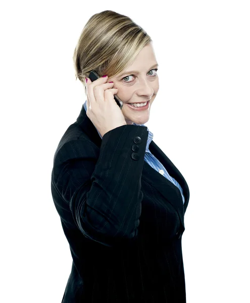 Portrait of business lady talking on mobile phone — Stock Photo, Image