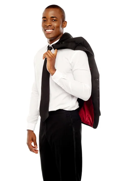 Empresário segurando casaco sobre seus ombros — Fotografia de Stock