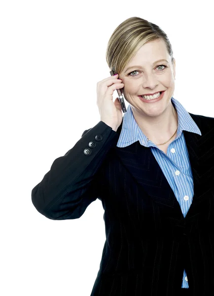 Sorridente donna d'affari che comunica — Foto Stock