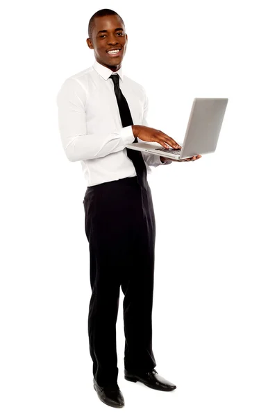 Retrato de comprimento total de empresário segurando laptop — Fotografia de Stock