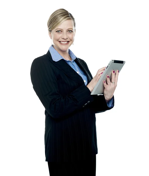 Donna aziendale sorridente utilizzando tablet pc wireless — Foto Stock