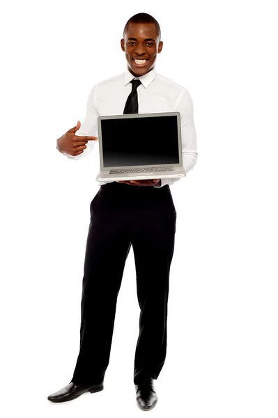 Alegre ejecutivo masculino apuntando a la computadora portátil abierta — Foto de Stock