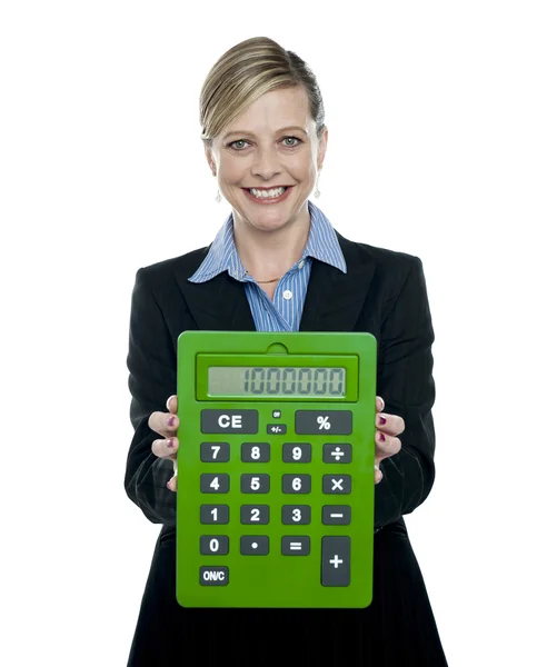 Affärskvinna visar stora gröna kalkylator — Stockfoto