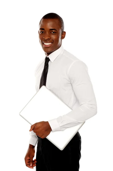 Empresário africano carregando laptop — Fotografia de Stock