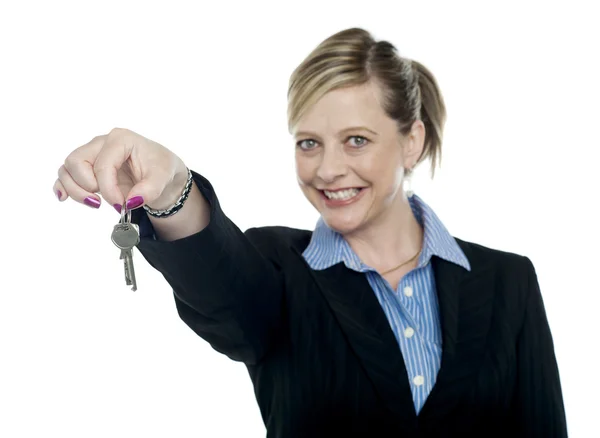 Happy aged woman holding keys — Stock Photo, Image