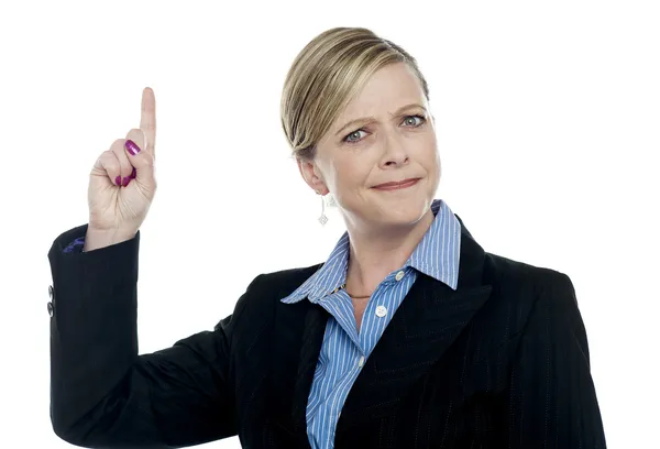 Ausdrucksstarke Geschäftsfrau mit erhobenem Zeigefinger — Stockfoto