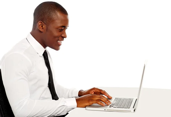 Knappe zakenman die op laptop werkt — Stockfoto