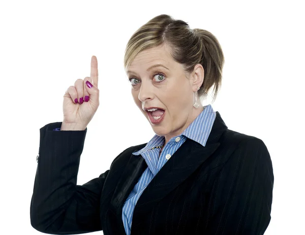 Chockerande corporate kvinna som pekar uppåt — Stockfoto
