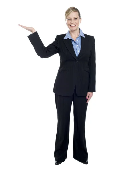 Lächelnde Firmenfrau präsentiert Kopierraum — Stockfoto