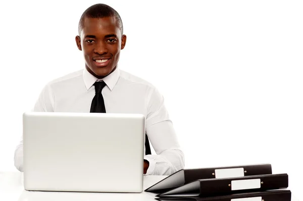Gerente masculino corporativo africano en el escritorio — Foto de Stock