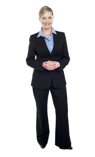 Retrato de larga duración de mujer de negocios caucásica —  Fotos de Stock
