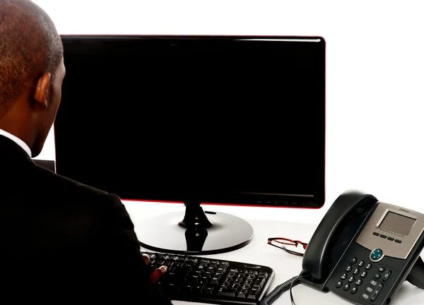 Arka PC'de erkek yönetici çalışma görünümünü — Stok fotoğraf