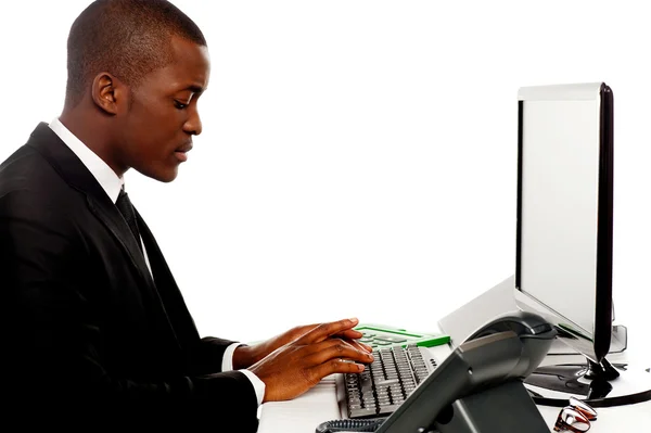 Vista lateral secretario masculino escribiendo en el teclado —  Fotos de Stock