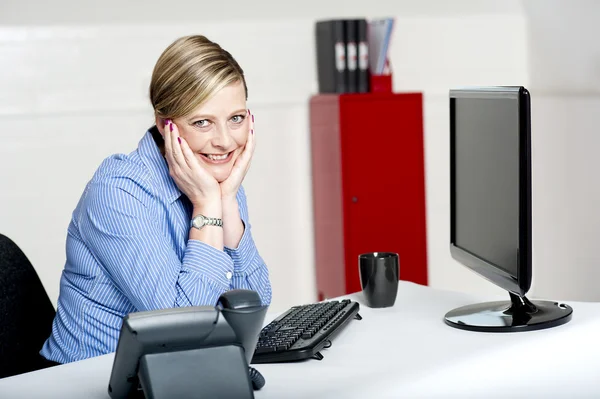 Corporate woman posing with both hands on her chick — Stock Photo, Image