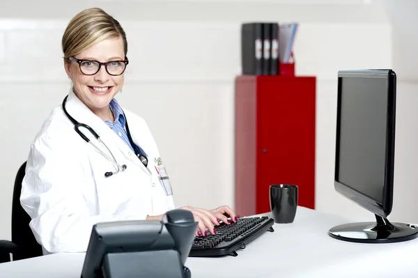 Женщина-врач с помощью компьютера — стоковое фото