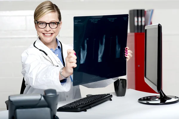 Досвідчена жінка-лікар тримає рентгенівський знімок — стокове фото
