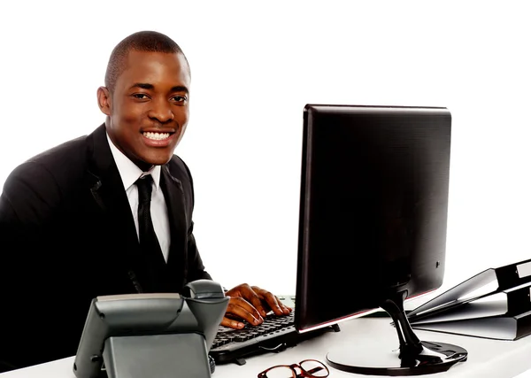 Gülümseyen genç kurumsal adam bilgisayar kullanma — Stok fotoğraf