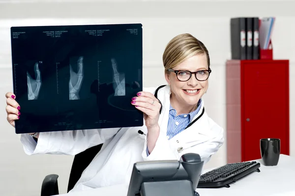Médico cirurgião especialista segurando relatório de raio-x — Fotografia de Stock
