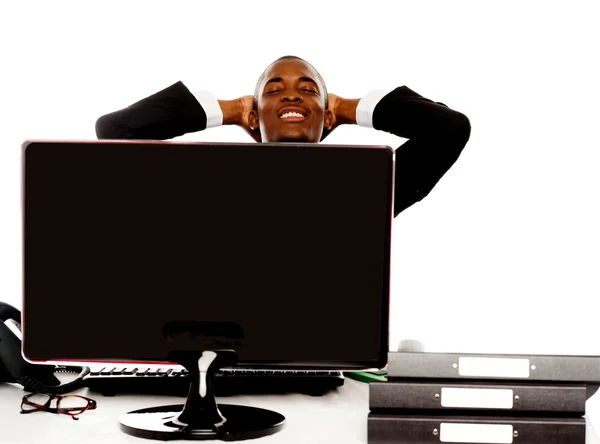 Jonge Afrikaanse zakenman ontspannen — Stockfoto