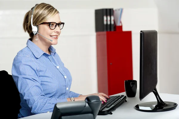 Female executive taking instructions from clients — Stock Photo, Image