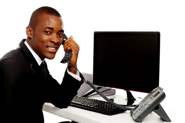 Homme d'affaires africain participant à un appel téléphonique — Photo