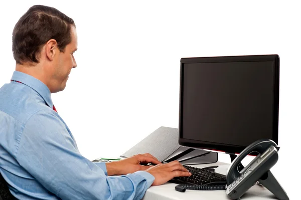 Visão lateral contador masculino trabalhando no escritório — Fotografia de Stock