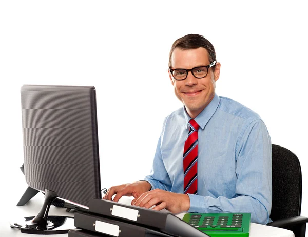 Szczęśliwy młody człowiek firmy za pomocą komputera — Zdjęcie stockowe