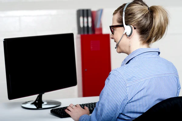 Back view of help desk lady working — Stock Photo, Image