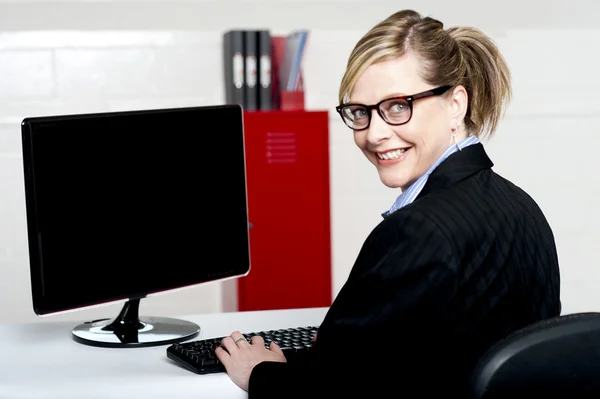 Business lady turning back and smiling at camera — Stock Photo, Image