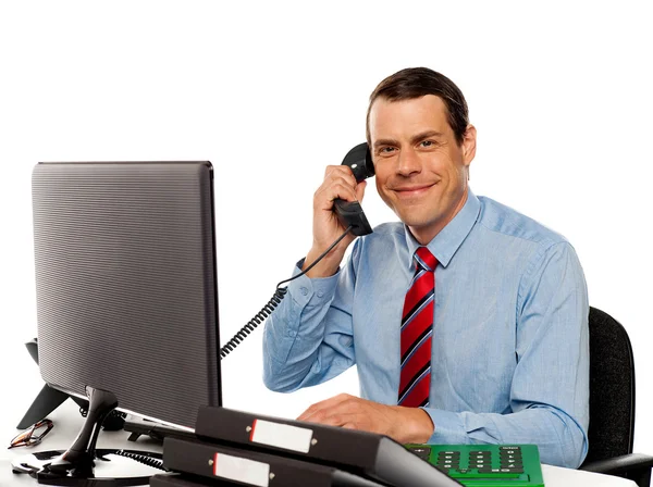 ビジネスマン、携帯電話で話しているクライアントを処理 — ストック写真