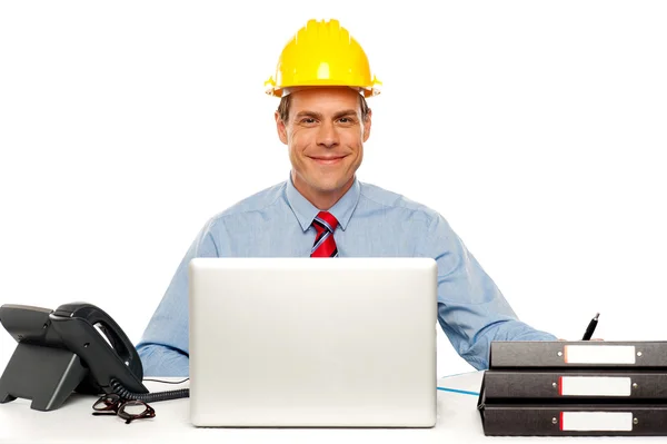 建筑师戴着安全帽和使用的便携式计算机 — 图库照片