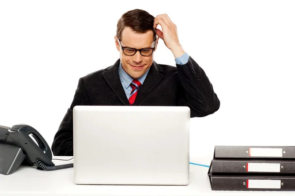 Confused male manager itching his head — Stock Photo, Image