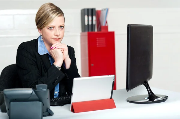Serious business lady looking right into camera — Stock Photo, Image