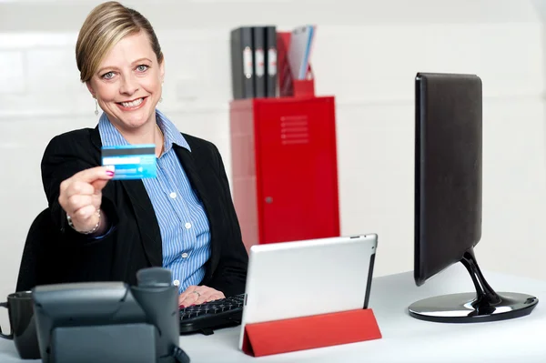 Piękna kobieta firmy posiadający karty kredytowej — Zdjęcie stockowe