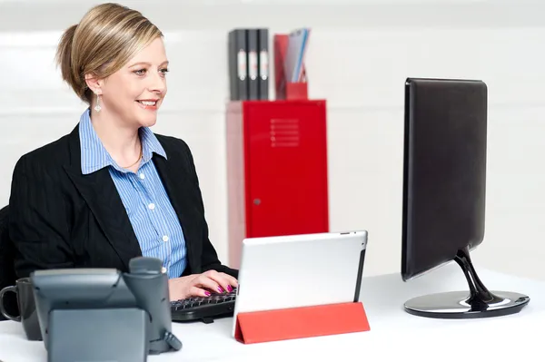 Confident businesswoman working in office — Stock Photo, Image