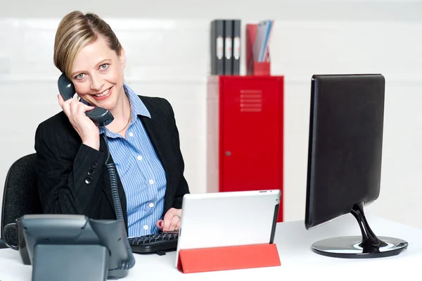 Gülümseyen kadın Sekreter katılıyor telefon görüşmesi — Stok fotoğraf