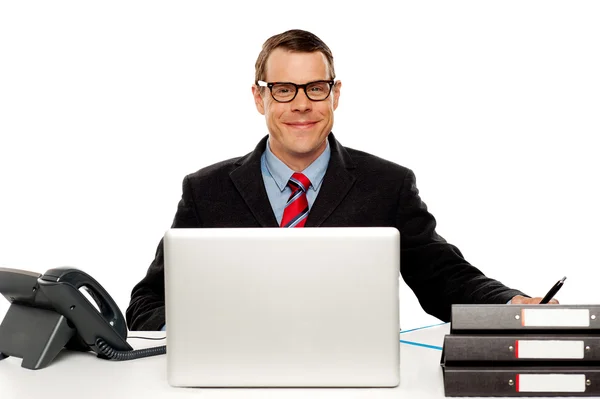 Confiante sorridente masculino executivo vestindo óculos — Fotografia de Stock