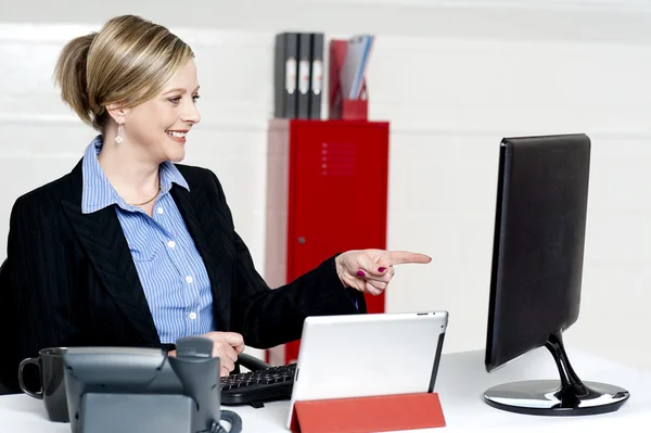 Femme cadre pointant vers l'écran d'ordinateur — Photo