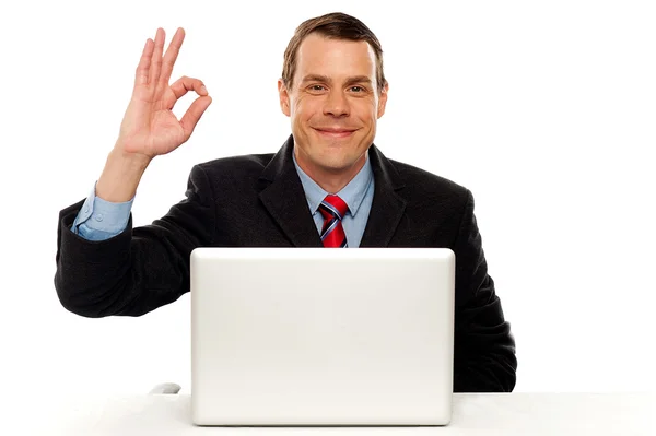 Atraktivní podnikatel zobrazeno pořádku gesto — Stock fotografie