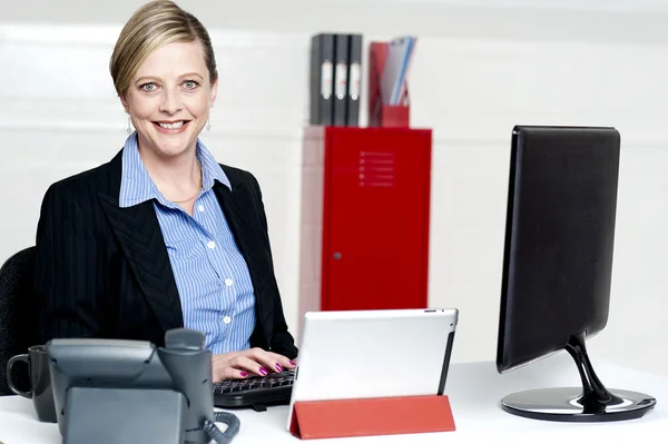 Veselá žena sekretářka zadávací dokument — Stock fotografie