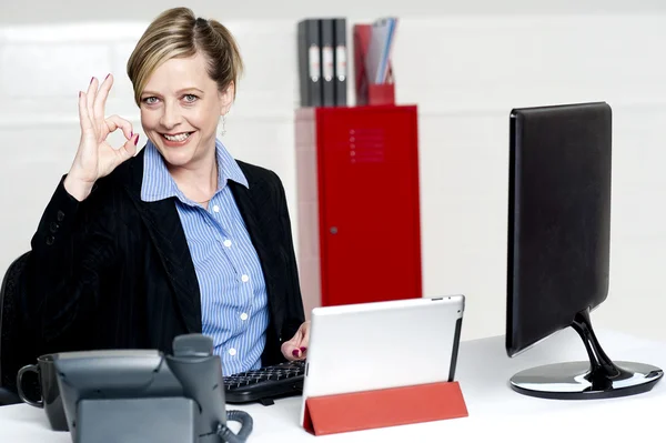 Female executive showing excellent gesture — Stock Photo, Image