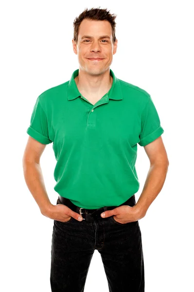 Uśmiechający się facet z ręce w kieszeni jeansów — Zdjęcie stockowe