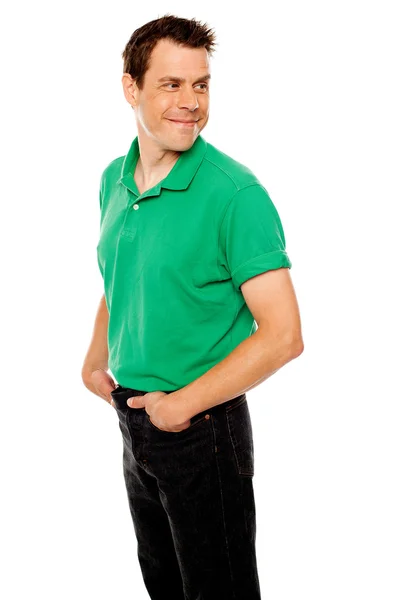 Pohledný mladý muž s rukama v kapse — Stock fotografie