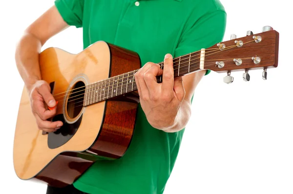 Abgeschnittenes Bild eines Mannes, der Gitarre spielt — Stockfoto